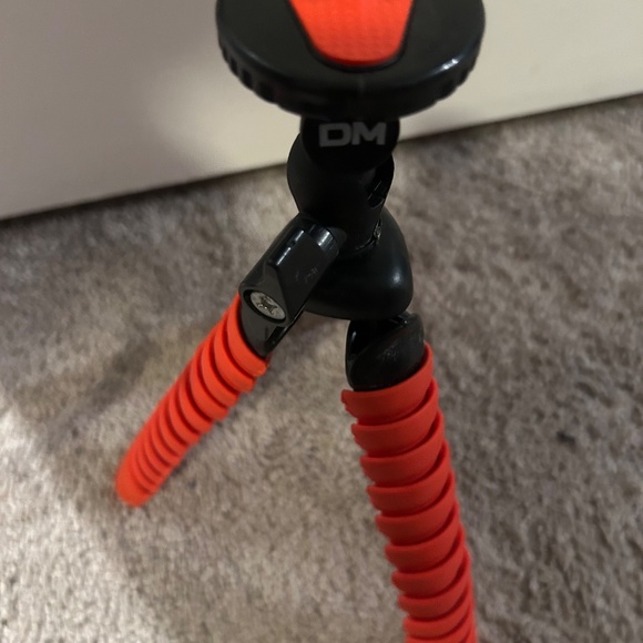 DM 11 Inch Flexible Lightweight Tripod - Picture 2 of 8